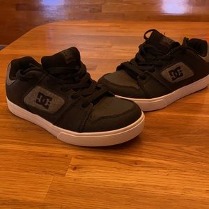 DC boys skate shoe size 3